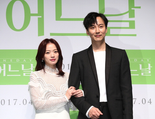 7일 오전 11시 서울 강남구 CGV압구정에서 열린 영화 '어느날' 제작보고회에 참석한 김남길과 천우희(왼쪽)가 다정하게 팔짱을 끼고 있다. <연합뉴스>